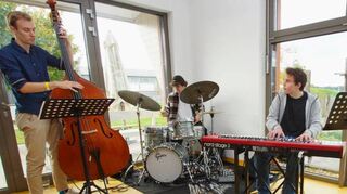 Das „Matthias-Fenchel-Trio“ unterhielt die Teilnehmer des Kultur-Frühstücks der Sonnenkinder am Sonntag auf deren Begegnungshof in Rodau mit Modern Jazz, klassischen Standards und Eigenkompositionen.