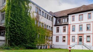 Wie geht es mit dem alten Hospital weiter? Weil die Denkmalpflege den Mittelbau als schützenswert einstuft, kam es bisher zwischen Behörde und der Stiftung zu keiner Einigung.