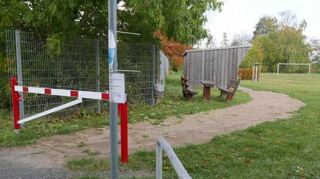 Der Weg zum Mehrgenerationenplatz soll befestigt werden.