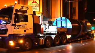 Um 4.30 Uhr steht der Schwerlasttransport mit dem Hochbehälter für die Starkenburg vor dem Gebäude der Starkenburg-Passage an der Lehrstraße. Dem Sechsachser wird dort ein Bulldog vorgespannt, bevor es den Starkenburgweg hochgeht.