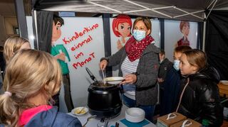 Zum Tag der offenen Tür zur Wiederöffnung des Kinder- und Jugendtreffs hatte Betreuerin Christine Heiler Kürbissuppe gekocht. Bei den zahlreich erschienenen Mädchen und Jungen kam das bestens an.