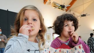 Plätzchen aus Lorscher Emmer-Mehl schmecken gut, wissen Magdalena und Neyla, die in der Kita Villa Kunterbunt mitgebacken haben. Die Back-Aktion fand im Rahmen des „WIR“-Projekts statt, für das Lorsch gestern ausgezeichnet wurde.