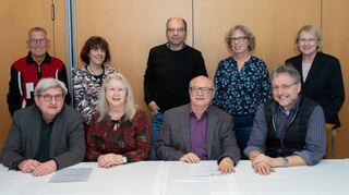 Das neue BfB-Vorstandsteam mit den vier Sprechern (sitzend, v.l.) Norbert Koller, Barbara Ottofrickenstein-Ripper, Franz Apfel und Andreas Born. Stehend (v.l.) Helmut Reuter, Ulrike Vogt-Saggau, Ulrich Grom, Gundi Wagner, Yvonne Dankwerth.