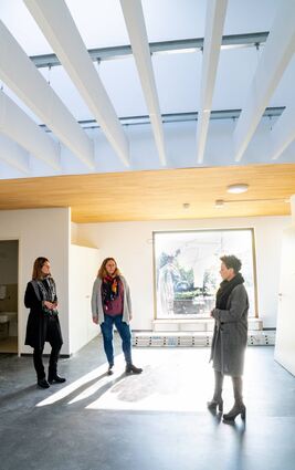Rundgang durch die im Umbau befindlichen Räume der neuen Kita der Nieder-Ramstädter Diakonie in der Volkerstraße. Unser Bild zeigt (v.l.) Katrin Baginski (Pressereferentin), Silke Hauptmann-Brohm (Leiterin inklusives Familienzentrum) und Stephanie Vonderschmidt (Leiterin inklusive Kita).