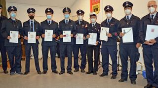Zahlreichen Mitglieder der Einsatzabteilung haben bei der Jahreshauptversammlung der Winterkäster Feuerwehr ihre lange anstehenden Beförderungen und Ernennungen erhalten.