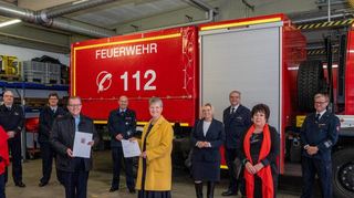 Der Bensheimer Feuerwehrstützpunkt erhält eine Brand- und Einbruchmeldeanlage. Dafür gibt es Geld aus der Hessenkasse. Die Förderzusage beläuft sich auf 177 400 Euro. Die offizelle Bestätigung überreichte Justizstaatssekretär Thomas Metz (4.v.li.) an Bürgermeisterin Christine Klein.