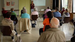 Beim Notfall-Seminar des Verschönerungsvereins Schannenbach referierte Heike Schlegel über das richtige Verhalten in brenzligen Situationen.