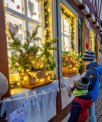 In der Stiftstraße wird das Kulturamt wieder als Lebkuchenhaus geschmückt – und Kinder dürfen sich gratis Lebkuchen abknipsen.