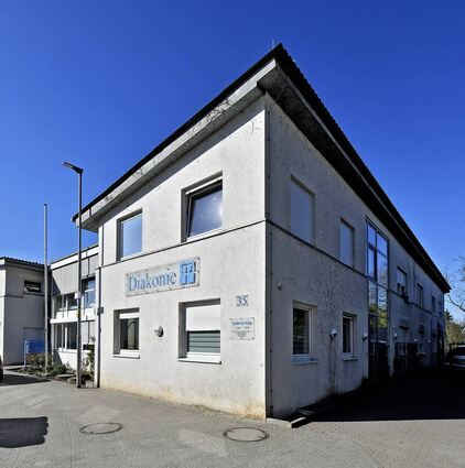 Das Zentrum der Wohnungslosenhilfe ist die zentrale Anlaufstelle für Wohnungslose Menschen, die nach Bensheim kommen. Die dortige Kleiderkammer ist zu Beginn der kalten Jahreszeit nicht mehr so üppig gefüllt, Sachspenden sind willkommen. Vor Weihnachten plant der Förderverein außerdem wieder sein Weihnachtsessen, das sich zu großen Teilen aus den Einnahmen der Geschenkeversteigerung von Harry Hegenbarth (Bild rechts) finanziert.