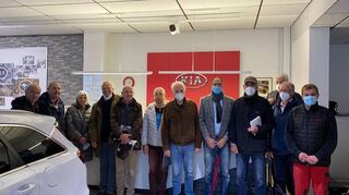 Die Paten für Ausbildung (PfAu) besuchten das Autohaus Pöschl, wo sie sich über die Ausbildung zum KfZ-Mechatroniker informierten.