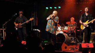 Die Hamburg Blues Band trat im Musiktheater Rex ohne ihren Frontmann auf – Blues-Legende Chris Farlowe (Mitte) sorgte aber für Glücksmomente.