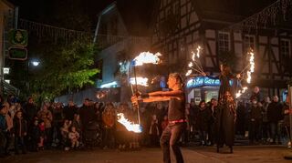 Spiel mit dem Feuer: Wer am Freitagabend in die Fußgängerzone kam, konnte sich über ein spektakuläres Rahmenprogramm freuen.