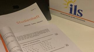 In den einzelnen Studienheften ist der Stoff, den sich Fernschüler selbstständig erarbeiten, zusammengefasst.