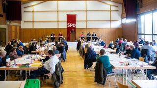Im Wald-Michelbacher Ortsteil Schönmattenwag traf sich der Bergsträßer Kreisverband der SPD zu seinem Parteitag. Dabei standen Neuwahlen sowie Rück- und Ausblicke im Mittelpunkt. Gespart wurde auch nicht mit Kritik an der politischen Konkurrenz.