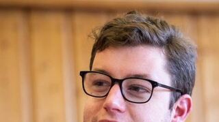 Marius Schmidt, Vorsitzender der SPD Bergstraße, wurde mit 97,6 Prozent der Stimmen im Amt bestätigt.
