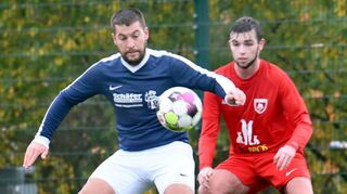 Den Ball ganz fest im Visier haben hier Jonas Drax (rechts) von der Tvgg Lorsch II und sein Hambacher Gegenspieler Dennis Ragaller, der sich mit dem TSV 4:0 behauptete.