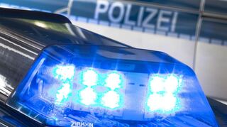 Drei Männer haben in Frankfurt einen blinden Mann überfallen und ausgeraubt.