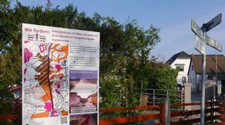 Der Ortsbeirat Langwaden hat zusammen mit dem Verband Mensch vor Verkehr eine weitere Info-Tafel zur geplanten Neubaustrecke der Bahn aufgestellt.