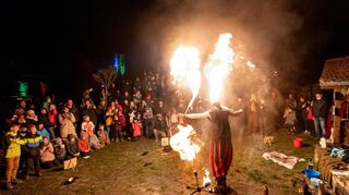 Das mittelalterliche Lichterfest in der Freizeitanlage Drachenberge am Berliner Ring war erneut ein Publikumsmagnet. Der Verein Sterntaler hatte dazu eingeladen, der Erlös fließt in die aktuelle Spendenaktion.