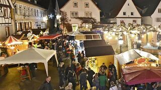 Der Zwingenberger Weihnachtsmarkt wird in diesem Jahr zwar stattfinden, aber so voll, wie auf dem 2019 entstanden Foto, soll der Marktplatz nicht werden. Die Buden um den Brunnen entfallen.
