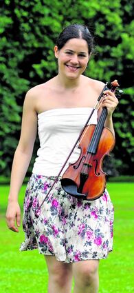 <p>Papadopoulos mit ihrer Geige von Petrus Guarnerius (1745), die ihr durch die Landessammlung Baden-Württemberg zur Verfügung gestellt wurde.</p>