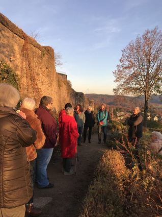 Frauen aus Lindenfels versammelten sich zu einem Spaziergang zu ihren Lieblingsorten in der Stadt.