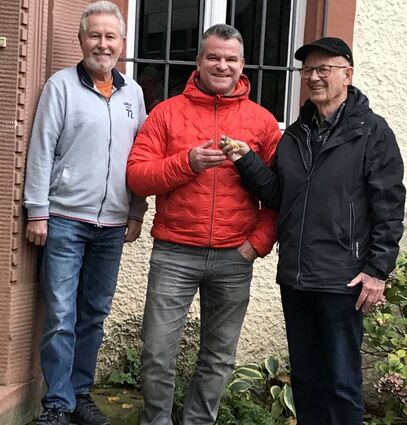 Peter Konze (links) und Peter Kurfürst (Mitte) führen künftig den Drachenmuseums-Verein. Rechts der neue Ehrenvorsitzende Peter C. Woitge.