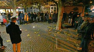 Zum Gedenken an die Opfer von Gewalt, Fremdenfeindlichkeit und Nationalsozialismus hatten sich rund 40 Einhäuser am Alten Rathaus eingefunden.