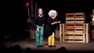 Thomas Best und Birgit Nonn agierten in ihrer Inszenierung des Kindertheaterstücks „Die rote Prinzessin“ am Mittwoch im Zwingenberger Theater Mobile mit viel Wortwitz, Publikumsnähe und physischen Präsenz.