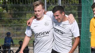 In der angespannten Personalsituation kommt beim FC 07 Bensheim II (Bild Andre Haupt/li. und Yannik Herrmann) auch auf den Teamgeist an.