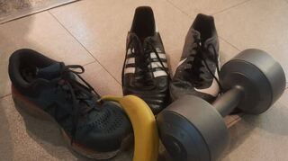 Bevor es zum Sporteignungstest geht, müssen die richtigen Schuhe eingepackt werden. Ein Prüfungsinhalt bei BAnane-Redakteur Marco war Volleyball.