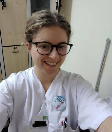 Nicola absolviert aktuell eine Ausbildung zur Hebamme.