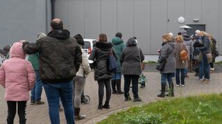 Bei nasskaltem Novemberwetter standen die Menschen gestern vor dem Stützpunkt des DRK in Lorsch Schlange, um sich impfen zu lassen. Der Impfstoff reichte längst nicht für alle. Ein Schild zeigte an, dass die Maximalzahl an Personen erreicht war. Insgesamt wurden 150 Impfdosen verabreicht.