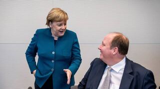Helge Braun gilt als Merkels Mann. Hier ist er vor Beginn einer Sitzung der CDU/CSU-Bundestagsfraktion im Gespräch mit der Kanzlerin.