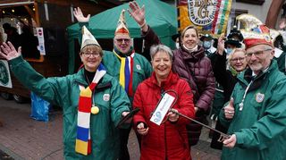 Die Bensheimer Narren sind im Besitz des Rathausschlüssels. Unser Bild entstand bei der Übergabe am Samstag und zeigt (v.l.) BKG-Vorsitzende Renate Schütz, ihren Stellvertreter Michael Zehnbauer, Bürgermeisterin Christine Klein, Parlamentschefin Christine Deppert, Erste Stadträtin Nicole Rauber-Jung und Sitzungspräsident Hans Bang.