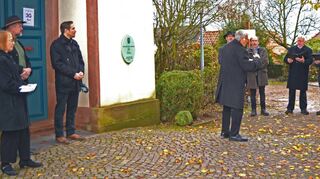 Am Ehrenmal an der evangelischen Kirche gedachte die Stadt Lindenfels der Opfer von Krieg und Gewalt.