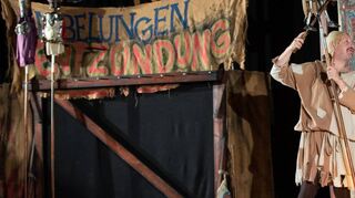 Das Kikeriki-Theater mit Theatermacher Roland Hotz (r.) zeigte „Siegfrieds Nibelungenentzündung“.