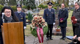 Stadtverordnetenvorsteherin Christiane Ludwig-Paul (l.), Bürgermeister Schönung (r.) und Diakon Andreas Debus (2.v.r.) hielten in Lorsch die Ansprachen.