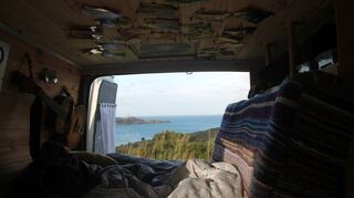 Zimmer mit Aussicht: Ein Blick aus dem umgebauten Transporter in die skandinavische Landschaft.