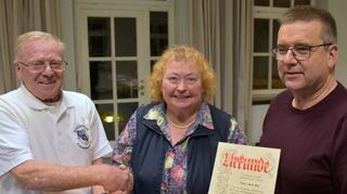 Der Vorsitzende Sigurd Stephan (l.) und sein Vertreter Ralf Burk zeichneten Hedi Röll für zehnjährige Zugehörigkeit zum Einhäuser Schützenverein aus.