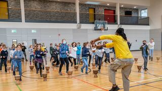 Jede Menge Spaß hatten die Einhäuser Grundschüler beim Trommelkurs mit Amadou Kuyateh in der Mehrzweckhalle.