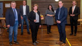 Peter Helwig (l.), Klaus Wolff, Lilo Gremm und Frank Löffelholz (2.v.r.) wurden von Bürgermeister Schönung (r.) und Christiane Ludwig-Paul geehrt. Die Auszeichnung für Hans Jürgen Sander als Ehrenstadtrat – Sander war zur Sitzung verhindert – wird nachgeholt.