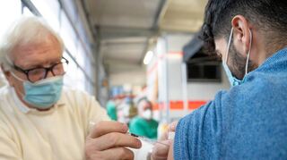 Damit die große Nachfrage bei den Impf-Aktionen an der Bergstraße – wie hier beim DRK in Lorsch – künftig auch gedeckt werden kann, soll der Kreis ab der kommenden Woche mehr Impfstoff bekommen.