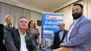 Matthias Utermann (2.v.l.) wurde erneut einstimmig zum Vorsitzenden des CDU-Ortsverbandes gewählt. Ihm zur Seite stehen im Vorstand sein neuer Stellvertreter Kristof Glanzner, (r.), Schriftführerin Barbara Schumacher (M.) und Finanzvorstand Heinz-Dieter Freudenberger (2.v.r.). Landtagsabgeordnete Birgit Heitland (l.) fungierte als Wahlleiterin und gratulierte.
