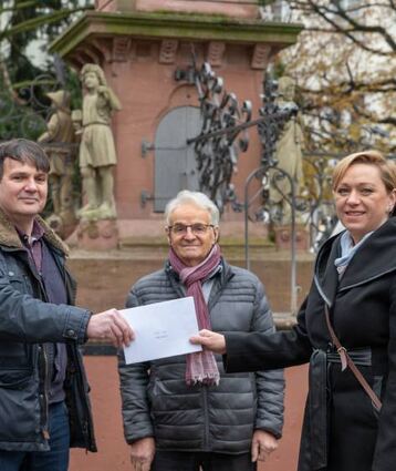 Präsident Mathias Matzeit (l.), Marlena Lewandowska und Fritz Dorsheimer bei der Spendenübergabe.