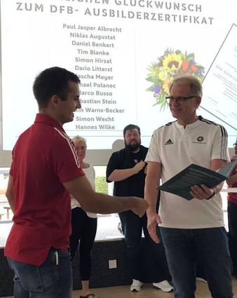 Der Bergsträßer Schiedsrichter-Lehrwart Simon Wecht (li.) hat das DFB-Ausbilder-zertifikat erworben.