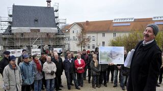 Die Baustellen-Führungen (etwa im Jahr 2013, Bild oben) und 2012 (unten mit Karl Weber, rechts) waren Publikumsmagneten.