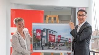 Bürgermeisterin Christine Klein und Sparkassen-Chef Johannes Erich Schulz präsentierten am Freitag die Pläne für eine Modernisierung der Hauptstelle an der Bahnhofstraße. Abriss und Neubau sind damit vom Tisch.