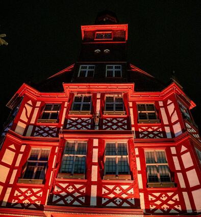 Das denkmalgeschützte Alte Rathaus leuchtete diesmal in roten Farbtönen.