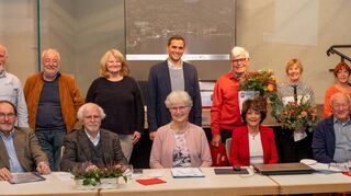 Der Freundeskreis Bensheim-Riva del Garda hat bei seiner Mitgliederversammlung im Bürgerhaus Kronepark den Vorstand mit der Vorsitzenden Pina Kittel (sitzend, 4. v. l.) im Amt bestätigt. Die Zahl der Beisitzer wurde auf acht Personen aufgestockt.